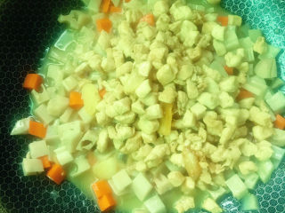 16、莲藕鸡丁,放入鸡丁