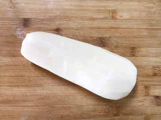 1、砂锅脊骨鲜藕汤,鲜藕清洗干净后削皮