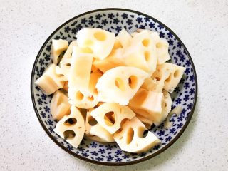 2、砂锅脊骨鲜藕汤,把鲜藕切成小块