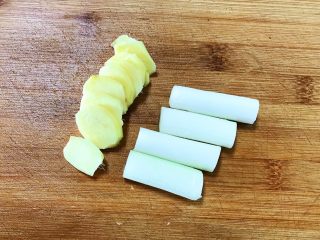 3、砂锅脊骨鲜藕汤,大葱切成小段，鲜姜切成小片