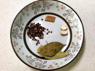 4、砂锅脊骨鲜藕汤,准备干料：花椒粒，桂皮，香叶和山奈