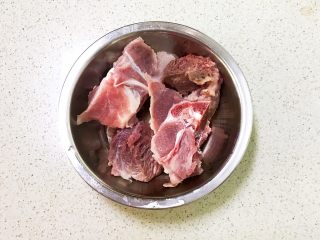 5、砂锅脊骨鲜藕汤,脊骨清洗干净