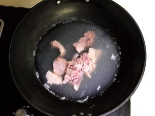 6、砂锅脊骨鲜藕汤,锅里加入冷水，放入脊骨，水烧开后焯水4分钟