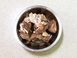 7、砂锅脊骨鲜藕汤,把焯好的脊骨捞出来，用温水清洗干净