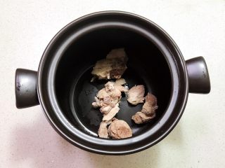 8、砂锅脊骨鲜藕汤,把脊骨放入砂锅