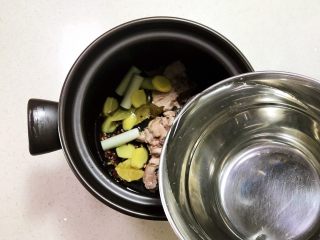 11、砂锅脊骨鲜藕汤,加入开水