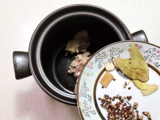 9、砂锅脊骨鲜藕汤,加入所有干料