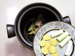10、砂锅脊骨鲜藕汤,加入葱段和姜片
