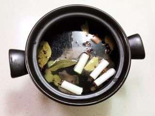 12、砂锅脊骨鲜藕汤,水量至砂锅的3/4处