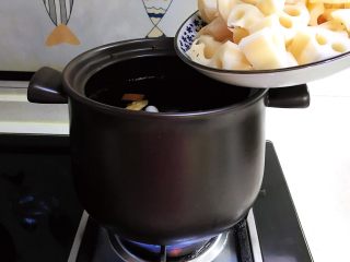 14、砂锅脊骨鲜藕汤,加入鲜藕块