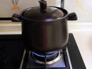 15、砂锅脊骨鲜藕汤,大火烧开后小火慢熬30分钟左右