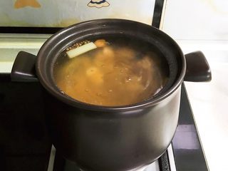 16、砂锅脊骨鲜藕汤,脊骨鲜藕汤熬好了