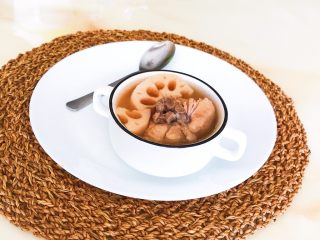 18、砂锅脊骨鲜藕汤,脊骨鲜藕汤熬好了，汤汁浓郁，不油不腻，鲜香适宜~