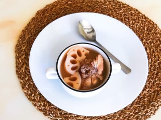 19、砂锅脊骨鲜藕汤,这道脊骨鲜藕汤里面的鲜藕吸足了脊骨汤汁的鲜味，糯糯的，非常好吃，汤汁鲜美，营养丰富~