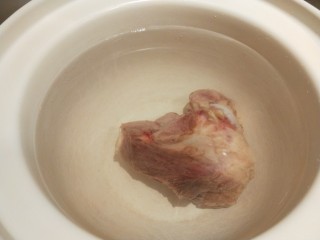 3、冬瓜海带汤,放入电砂锅，加入适量水。