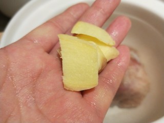 4、冬瓜海带汤,姜去皮切片。