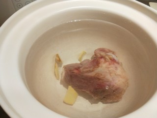 5、冬瓜海带汤,姜放入锅中，在加入一勺料酒。