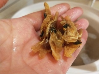 7、冬瓜海带汤,洗干净放入锅中。