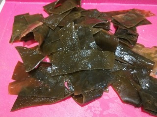 10、冬瓜海带汤,切成小长条块。