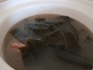 12、冬瓜海带汤,可以放海带了。