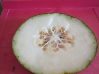 13、冬瓜海带汤,冬瓜去皮洗干净。