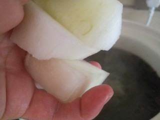 15、冬瓜海带汤,放入锅中。