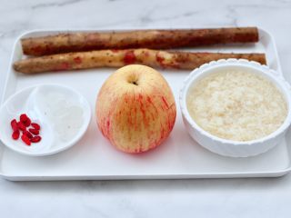 1、山药酒酿苹果羹,首先备齐所有的食材。