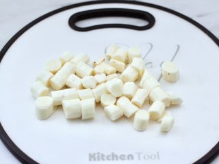 2、山药酒酿苹果羹,山药去皮后洗净切成小丁。