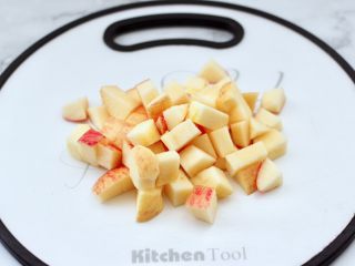 3、山药酒酿苹果羹,苹果洗净去核后切小丁，苹果是表弟家自己种的，所以无需去皮，如果是卖的，建议苹果去皮再切哟。