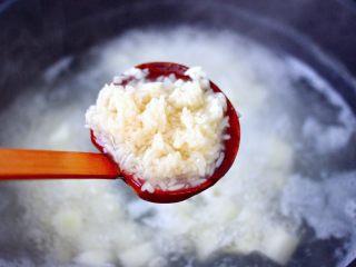 6、山药酒酿苹果羹,这个时候加入酒酿。