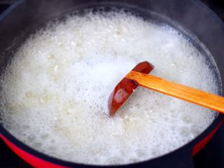 7、山药酒酿苹果羹,大火继续煮开后煮2分钟。