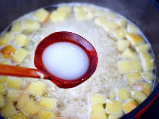 11、山药酒酿苹果羹,加入提前化开的水淀粉勾芡。