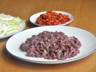 3、火爆腰花,韭黄切段，泡椒切丁。