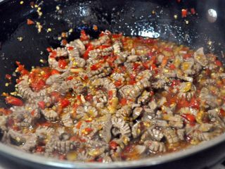 10、火爆腰花,翻炒均匀入味，时间依然要快速，腰花一老就不好吃了。