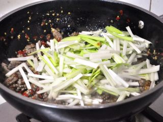 11、火爆腰花,倒入韭黄，翻炒入味。