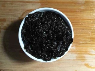 3、紫菜虾皮鸡蛋面,将紫菜清洗下，并泡发。
