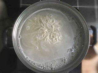 5、紫菜虾皮鸡蛋面,锅內倒适量的水，水烧开后，根据人数及饭量，加入适量的面条，开始煮面条。