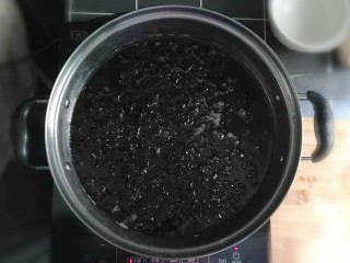 7、紫菜虾皮鸡蛋面,汤锅內加适量的水，冷水倒入紫菜。