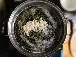8、紫菜虾皮鸡蛋面,大火将水烧热，冒烟后，倒入虾皮，并用汤勺搅拌均匀。