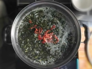 10、紫菜虾皮鸡蛋面,转小火，倒入切好的红辣椒。
