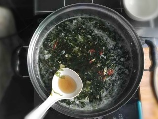 12、紫菜虾皮鸡蛋面,适量的香油。