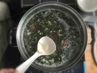 13、紫菜虾皮鸡蛋面,再加入适量的盐。