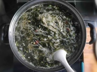 16、紫菜虾皮鸡蛋面,用汤勺搅拌均匀，美味的紫菜虾皮鸡蛋面，便完成啦！