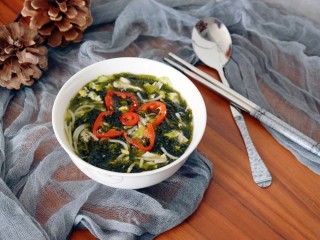 18、紫菜虾皮鸡蛋面,用红辣椒装饰一下，即使简单，我们也要美美哒！