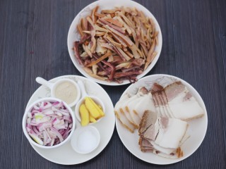 2、超鲜美的鱿鱼炖五花肉汤,鱿鱼洗净切细条,五花肉切片,洋葱切条,姜切片。