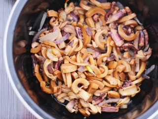 4、超鲜美的鱿鱼炖五花肉汤,鱿鱼倒入锅中。