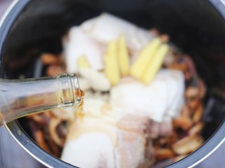 8、超鲜美的鱿鱼炖五花肉汤,料酒。