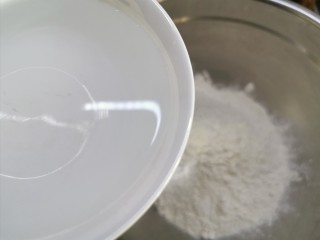 2、大馅馄饨~自己擀皮水打馅,加入145克凉开水
