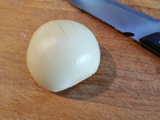 8、大馅馄饨~自己擀皮水打馅,洋葱洗净，用半个