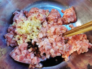 18、大馅馄饨~自己擀皮水打馅,姜末倒入肉馅中